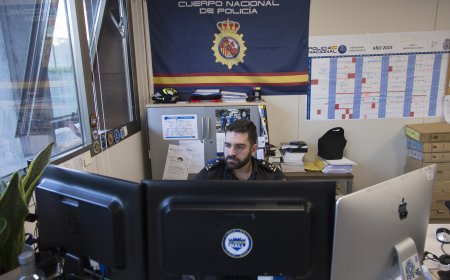 Susurros, cervezas y coches de juguete: la caza del pederasta en internet se mide en detalles