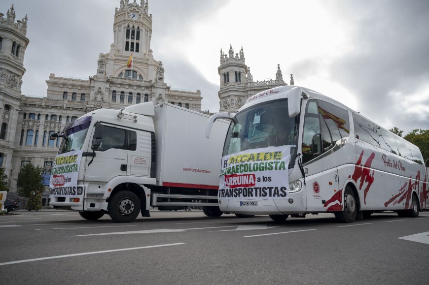 Los transportistas madrileños realizan una marcha lenta para denunciar su “expulsión” del centro