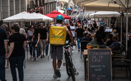 Ayuso amplía su alianza con la multisancionada Glovo: 500 envíos en seis meses para llevar gratis comida a personas vulnerables