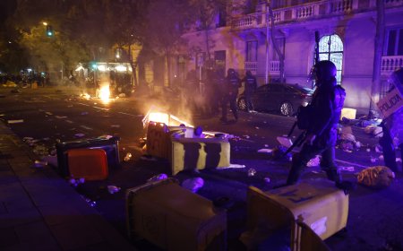 Almeida cifra en tres contenedores y cinco cubos de basura los daños en Ferraz: “Son 2.000 euros y serán repuestos hoy”