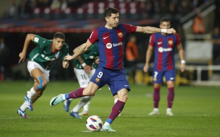 Lewandowski salva un despropósito del Barça ante el Alavés