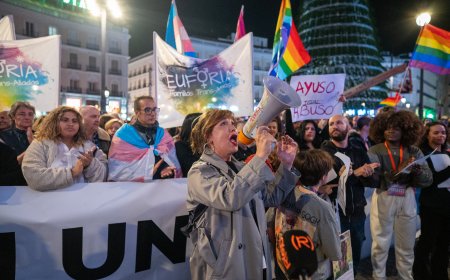 Miles de madrileños se oponen al recorte de Ayuso de los derechos de las ‘leyes trans’ y contra la LGBTIfobia