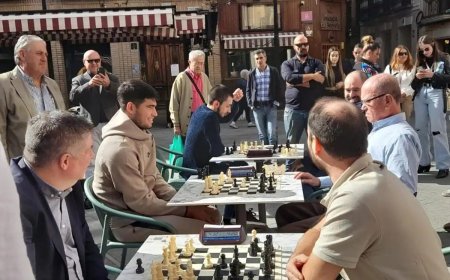 Alcaraz y Medvedev, entre torres, alfiles, caballos y peones