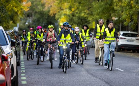 A bordo de los ‘bicibuses’: los pequeños madrileños pedalean en una ciudad hostil con los ciclistas