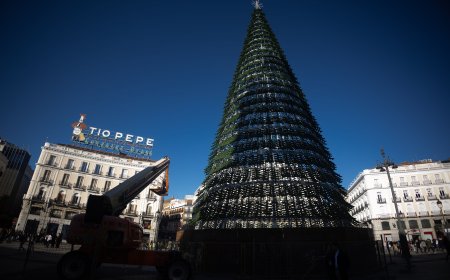 Madrid enciende las luces de Navidad en Puerta del Sol con un aforo limitado de 12.000 personas
