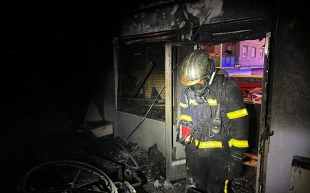 Ocho vecinos, rescatados por la fachada de un edificio de Alcalá de Henares a causa de un incendio