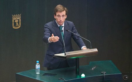 Almeida y el PP se abstienen de reprobar a Sánchez y Vox responde: “Son gallinas y ponen huevos, pero no los tienen”