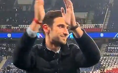 Sergio Rico recibe el cariño de la afición del PSG seis meses después del accidente que le dejó en coma