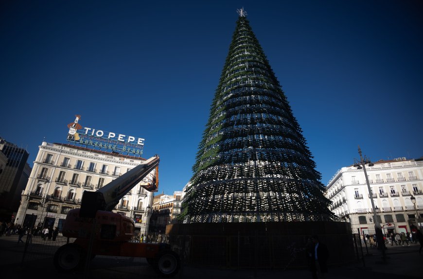 Madrid enciende las luces de Navidad en Puerta del Sol con un aforo limitado de 12.000 personas