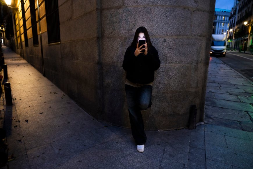 Tres padres de Madrid denuncian a la policía la inclusión de sus hijos menores en un chat sexual y violento
