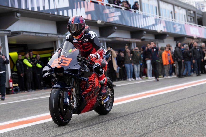 Marc Márquez vuelve a ser competitivo y sonríe en su primer día con una Ducati