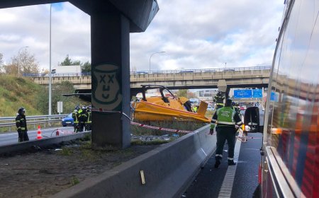 Tres heridos leves al caer un helicóptero en plena M-40 de Madrid a la altura del Campo de las Naciones