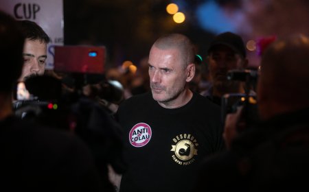 Desokupa cuelga otra polémica lona en Madrid con Puigdemont vestido de preso: “Seguiremos... limpiando las calles”