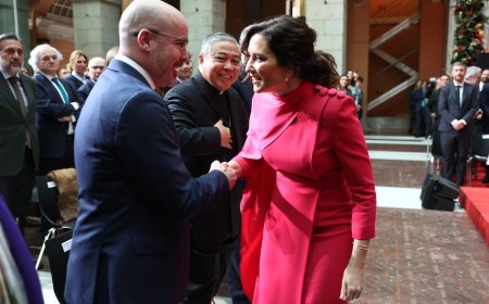 Ayuso y el delegado del Gobierno chocan por todo en el acto de la Constitución de Madrid