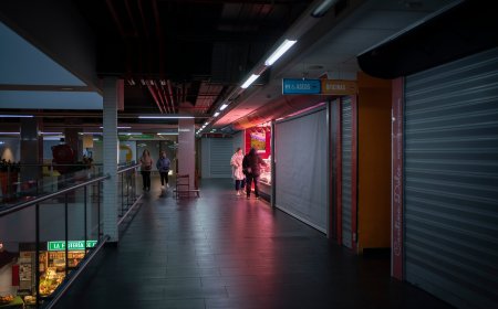 Los últimos comerciantes del Mercado de Torrijos plantan cara a la “maniobra definitiva” del fondo buitre para echarlos
