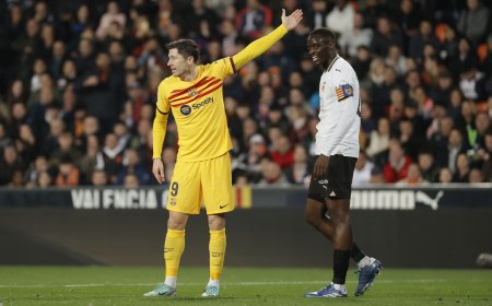 Valencia - FC Barcelona, en directo | Guillamón logra el empate para el Valencia con un potente disparo desde fuera del área