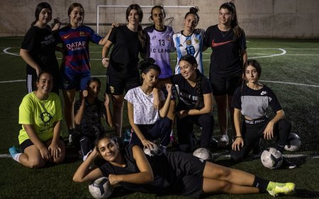 El primer club con futbolistas gitanas federado nace en La Mina: “Estamos rompiendo muros”