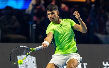 Carlos Alcaraz se lleva la exhibición de Arabia Saudí ante Novak Djokovic