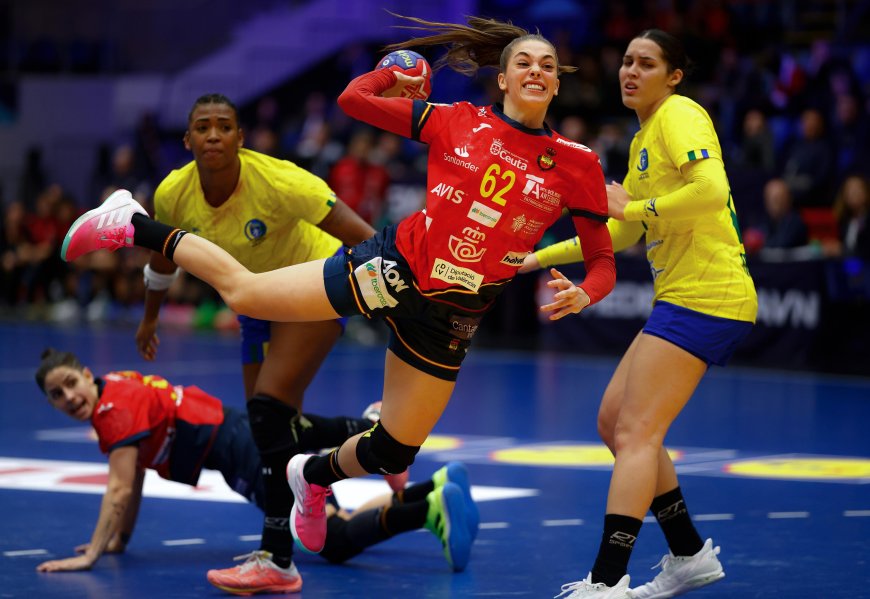 España revive de forma agónica ante Brasil en el Mundial femenino de balonmano y mantiene su esperanza olímpica