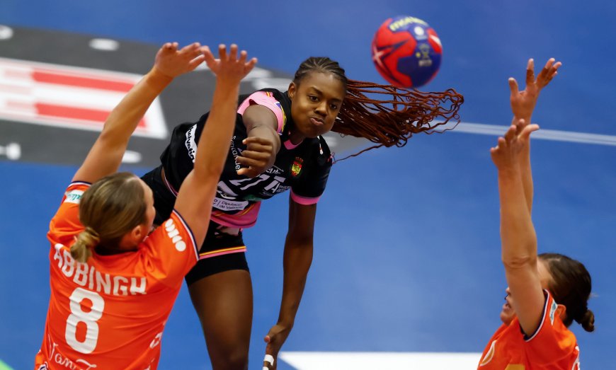 Una España impotente se desploma ante Países Bajos (29-21) y depende de una carambola para ir al preolímpico femenino de balonmano