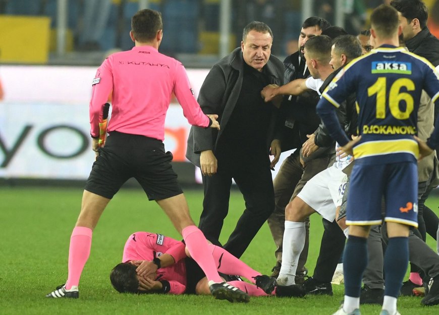 Suspendidas todas las competiciones de fútbol en Turquía tras la agresión a un árbitro