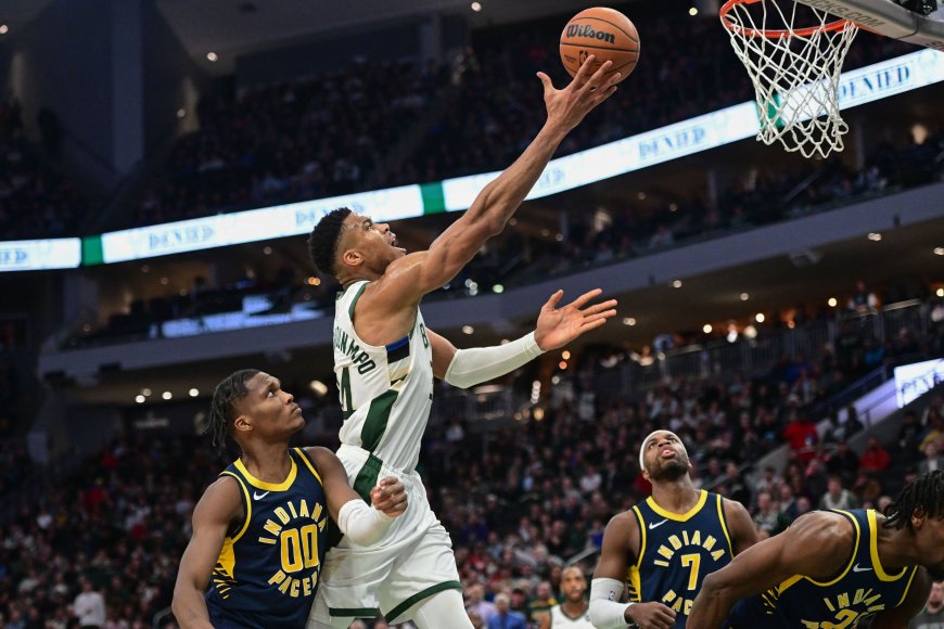 Giannis Antetokounmpo vuela en la NBA con 64 puntos... y se queda sin el balón