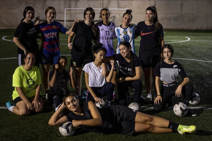El primer club con futbolistas gitanas federado nace en La Mina: “Estamos rompiendo muros”