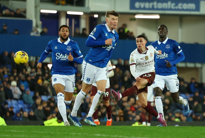 El Manchester City remonta al Everton y se sube al tren de la Premier