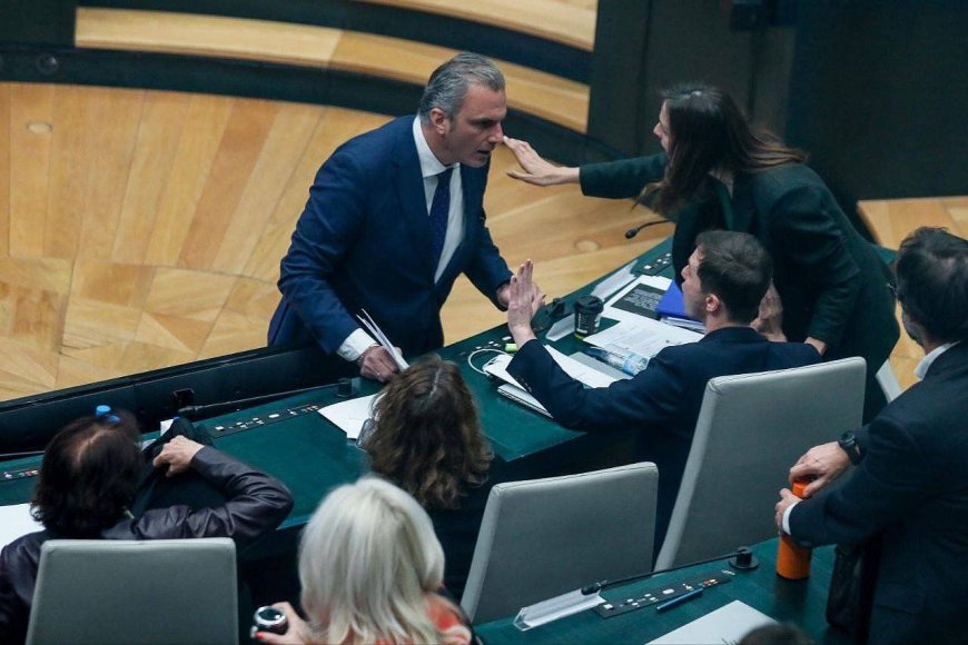 Almeida convoca un Pleno extraordinario el 4 de enero para reprobar a Ortega Smith con los votos a favor del PP