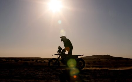 Un Dakar sin banderas: el mundo en conflicto borra los símbolos nacionales de los vehículos