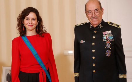 Un general retirado entrega a Ayuso una distinción militar: “Solo los indeseables malnacidos no reconocen sus méritos”