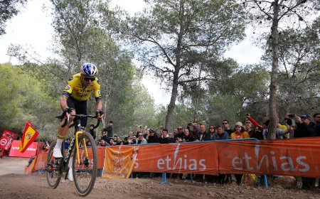 Van Aert acaba sin sillín, pero derrota a Van der Poel en el ciclocross de Benidorm