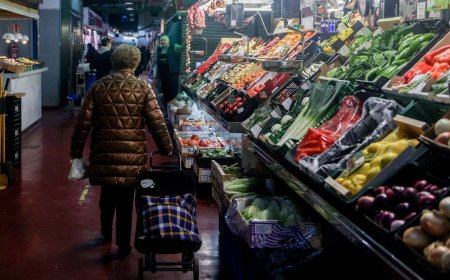 Pagos en negro y tarifas de alquiler irregulares: el caos en la gestión de dos mercados municipales de Madrid