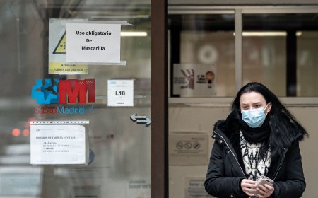 Ayuso abre otro frente a Sánchez al recurrir en los tribunales la orden de Sanidad de usar la mascarilla en los centros sanitarios