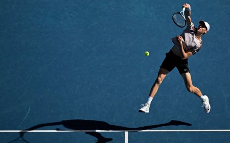Sinner torpedea (y fulmina) al inánime Djokovic