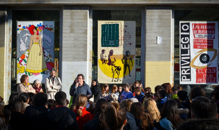 50 metros de inclusión en Vallecas, pintados por 400 estudiantes del distrito con mayor absentismo escolar