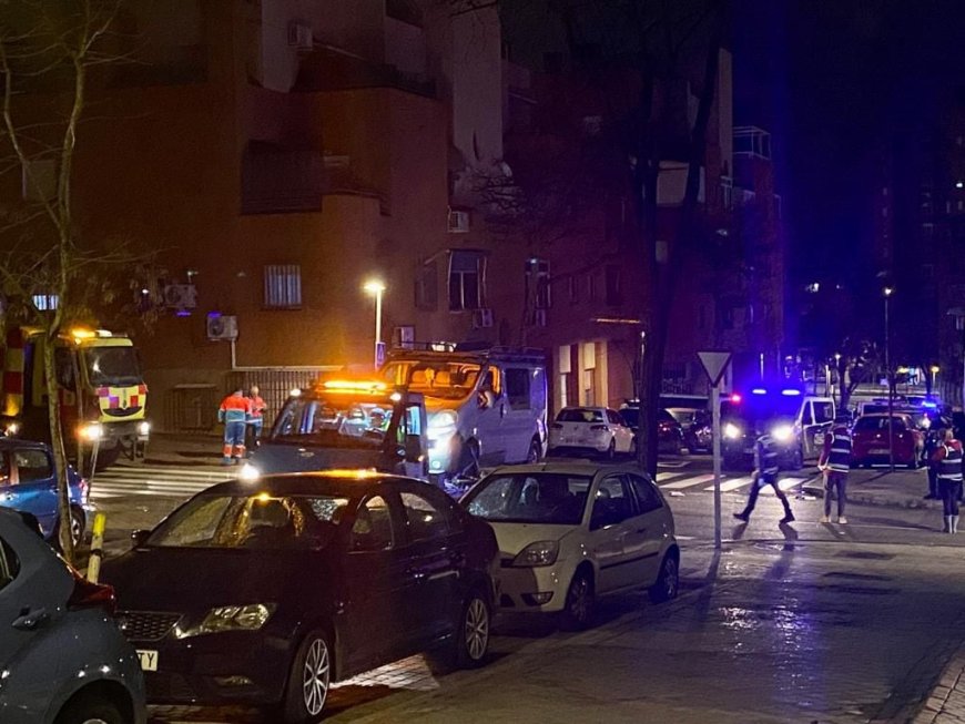 Noche de luto y llanto alrededor de la furgoneta en la que fue tiroteada Natalia en Puente de Vallecas
