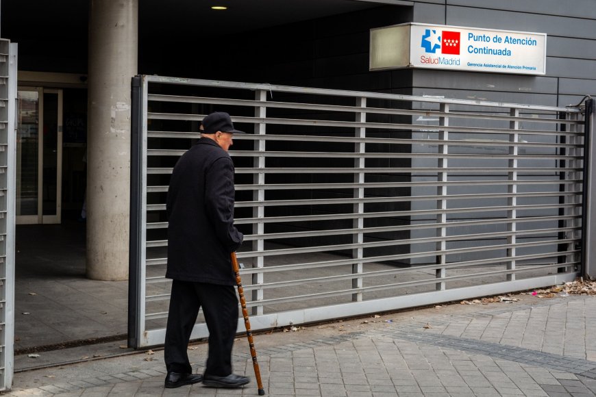 Las urgencias casi inútiles de Madrid: “¡Ni la bajes del coche! Aquí no hay médicos”