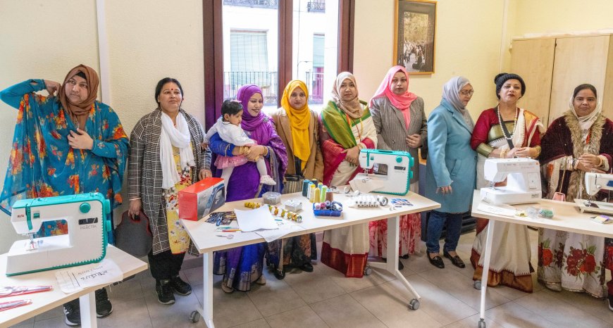 Clases de costura en español para que mujeres de Bangladés salgan del control de sus hogares