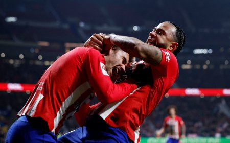 Griezmann y Memphis mantienen vivo al Atlético ante un buen Rayo