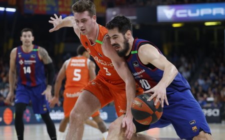 El Valencia se ilumina frente al Barcelona en el Palau
