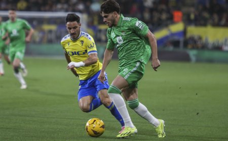 El Betis le da la noche de Carnaval al Cádiz