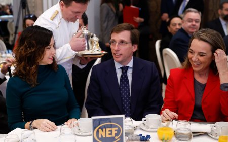 Ayuso reclama a Sánchez que dimita tras la debacle de Galicia: “Implica la desaparición del PSOE en toda España”