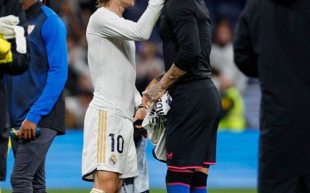 Dos ovaciones y algunos pitos para Sergio Ramos en su regreso al Bernabéu 1.456 días después