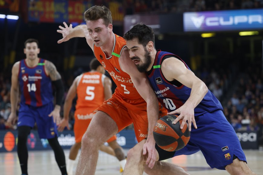 El Valencia se ilumina frente al Barcelona en el Palau