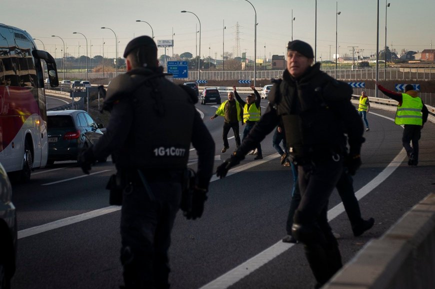 Las protestas de los agricultores, en directo | Medio millar de tractores se acercan a Madrid y causan retenciones y cortes en varias vías de la región