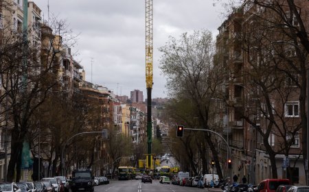 Los promotores de una obra pretenden transportar una máquina pesada sobre un edificio habitado en Madrid
