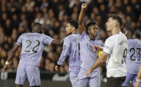 El agitado regreso de Vinicius a Mestalla: doblete, reto a la grada y el puño de ‘black power’