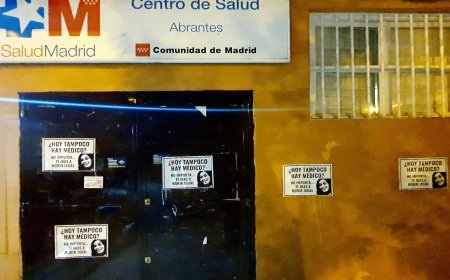 Pegada de carteles en centros de salud de Madrid: “¿Hoy tampoco hay médico? No importa, te ibas a morir igual”