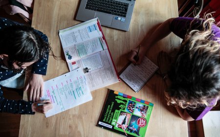 Los colegios privados reclaman al Gobierno de Ayuso que solo los centros públicos den marcha atrás en el bilingüismo